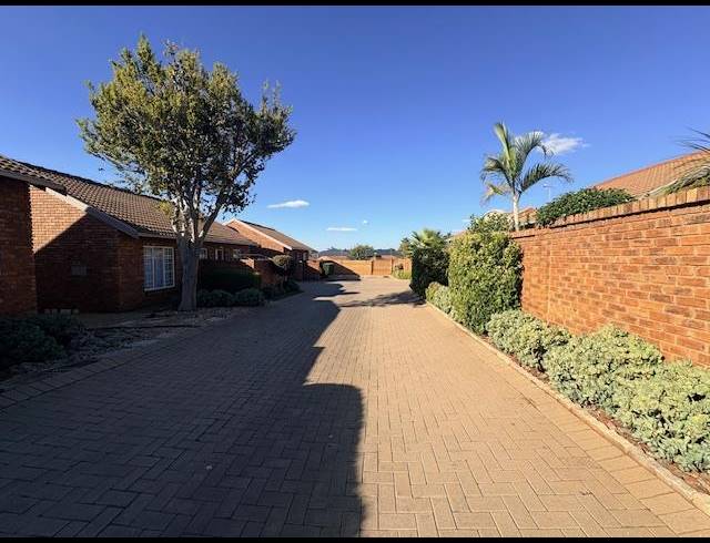 2 BEDROOM TOWNHOUSE FOR SALE IN AMBERFIELD HEIGHTS